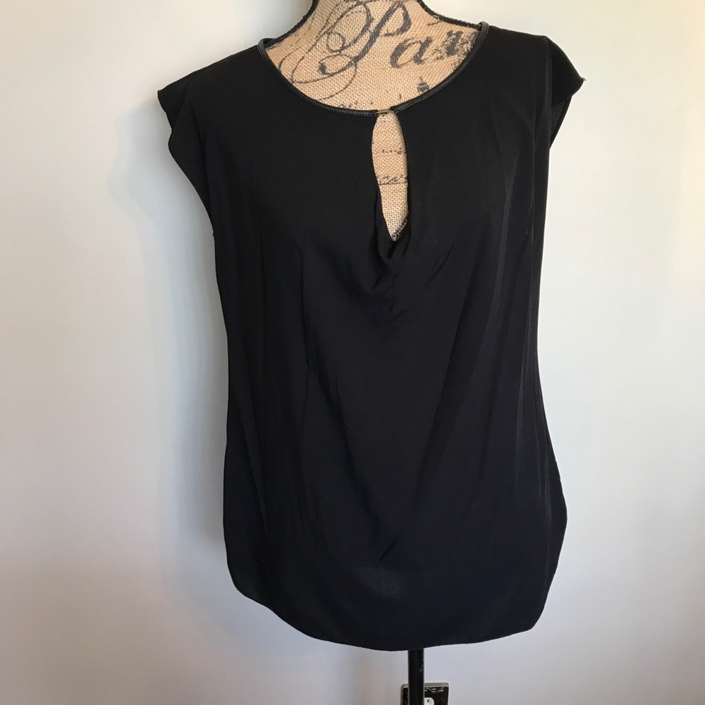 Max Studio top w/keyhole front & leather like trim